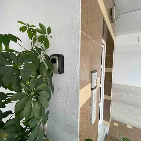 Apartamento Cozy New Few Meters Away From Side.