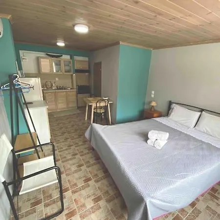 Cozy New Few Meters Away From Side. Leptokaryá
