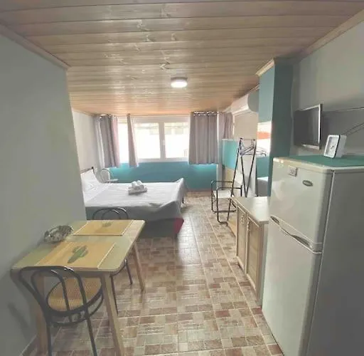 Cozy New Few Meters Away From Side.
