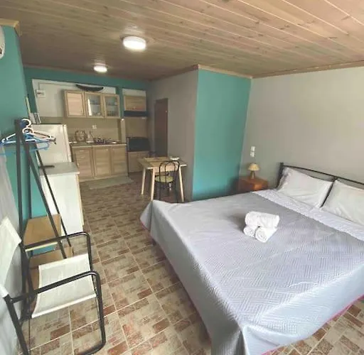 Cozy New Few Meters Away From Side. Leptokaryá